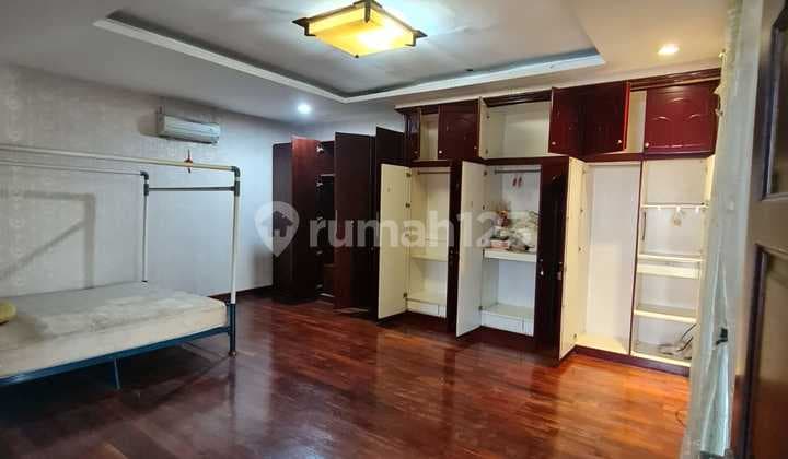 For Sale by Mrs. Rumah Hoek Green Garden 3 floors
