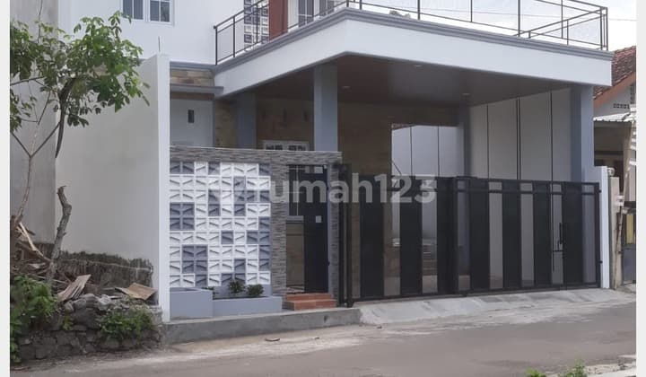 New house near Kapten Hariyadi Street and Jakal KM 9, suitable for investment and living.