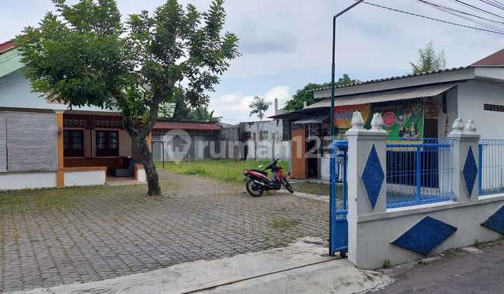 Bonus House with Large Land Cheap in City Center Near Schools and Campus in Gondokusuman Jogja