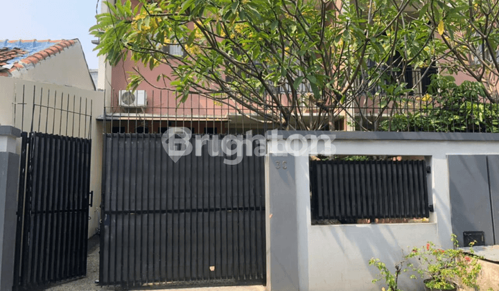 Rumah 2 Lantai Dengan 4 Kamar Tidur Dekat One Bellpark Mall Fatmawati