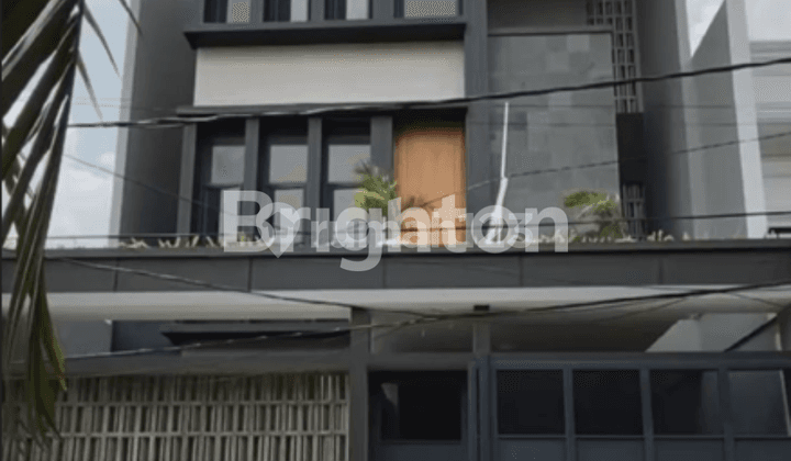 Rumah 3 Lantai Dengan 4 Kamar Tidur Dekat Pondok Indah Mall