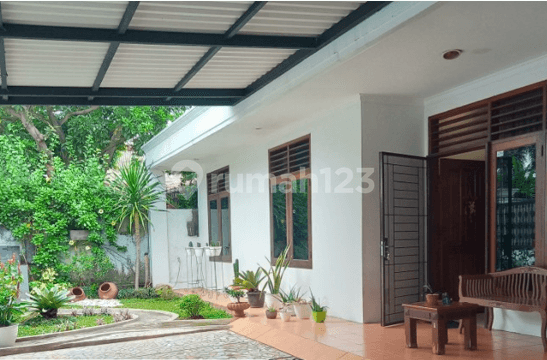 Rumah 4 Kamar Tidur di Lingkungan yang Teduh Dekat ke MRT Lebak Bulus