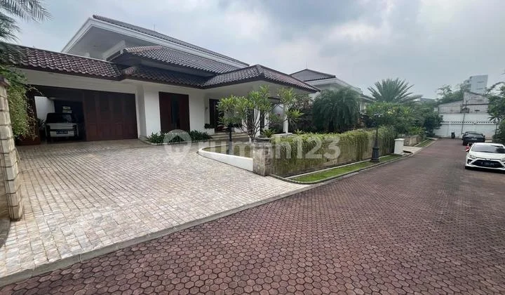 Exclusive House With Private Swimming Pool Spacious Yard in Pejaten