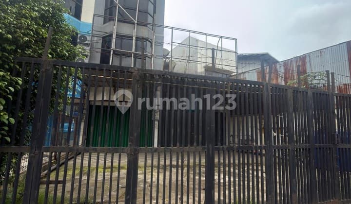 Sell/Rent Shop House with Bonus Extra Land in Karawaci, Tangerang