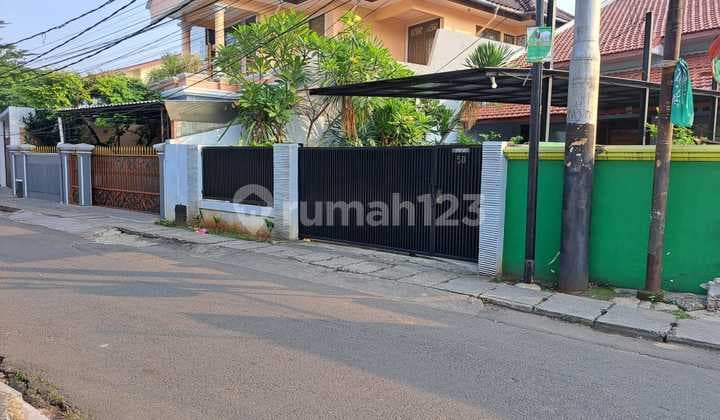 Rumah Gaya Vila 2 lt Jl. Madrasah Gandaria Selatan Jakarta