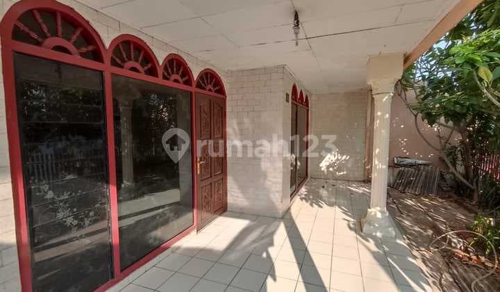 Disewakan Rumah Besar Strategis 2 Lantai di Pondok Bambu Jakarta Timur