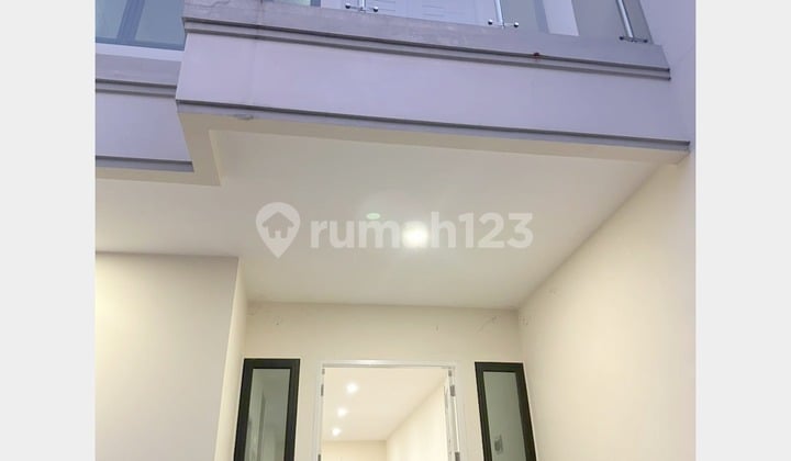 Rumah Baru 3 Lantai Taman Ratu 5x18 Jakarta Barat