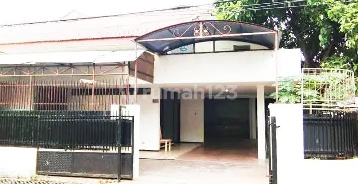 Di Jual Rumah Hook 3 Lantai Lokasi Strategis di Palmerah, Jakarta Barat