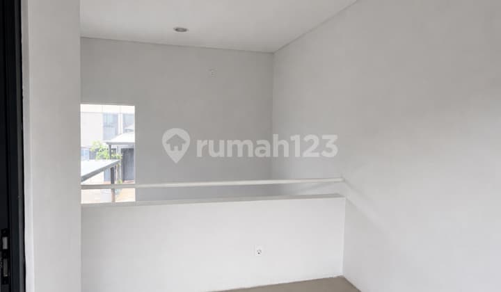 English translation: "Rent 2-Story Ready-to-Occupy Neat House in Park Serpong"