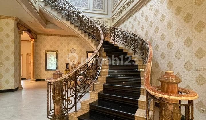 Rumah Mewah Classic Pik Medit Resort furnsih View Danau