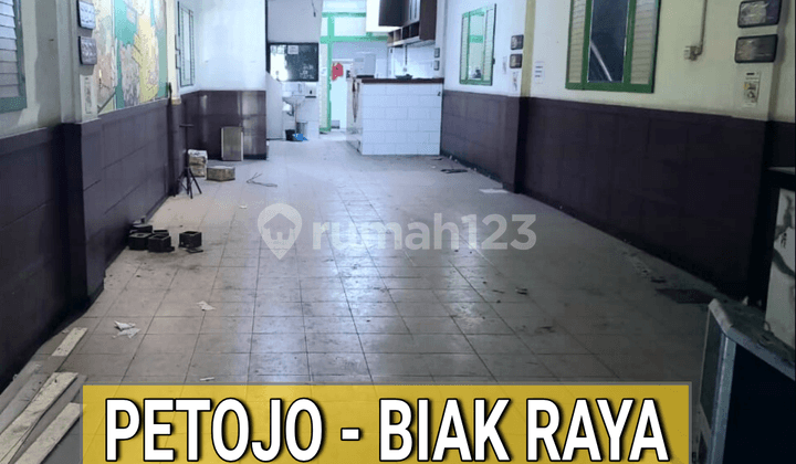 Strategic Biak Raya Street Shop House Rare Property Suitable for Business