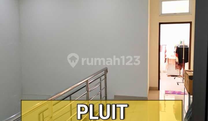 RUMAH 3 LANTAI PLUIT KEAMANAN 24 JAM CCTV DALAM KOMPLEK DEKAT MALL