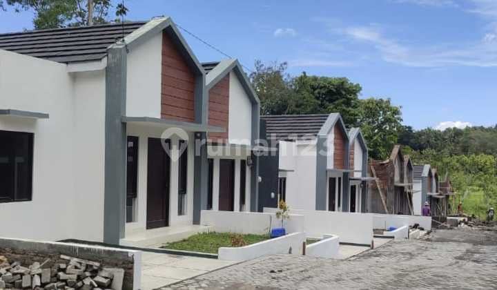 DIJUAL RUMAH SIAP HUNI DI BARAT JOGJA DEKAT KAMPUS MERCUBUANA