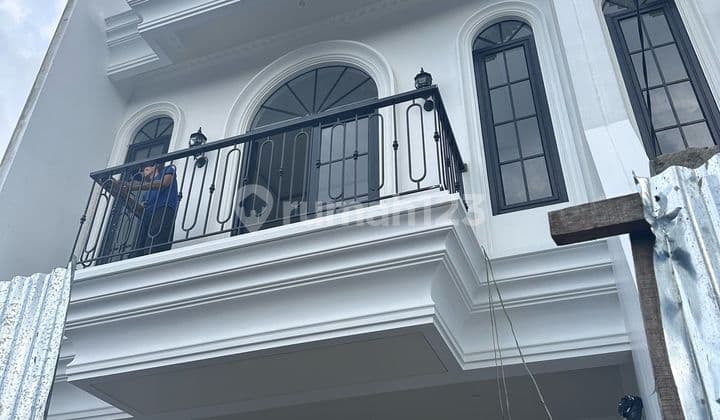 Dijual Rumah Baru Design Klasik Modern 2 Lt di Cawang