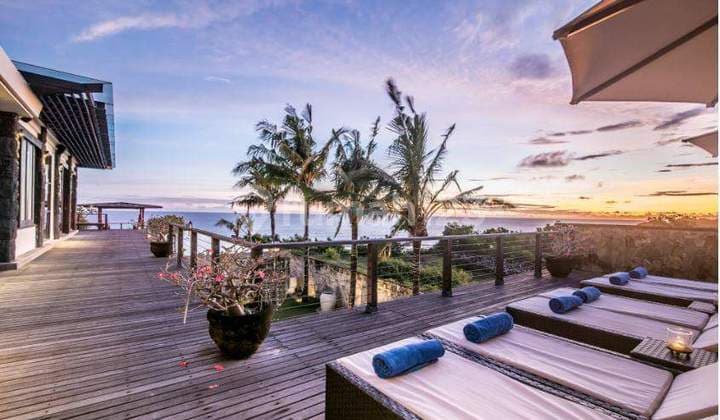 Exclusive Cliff-Front Villa Overlooking the Ocean