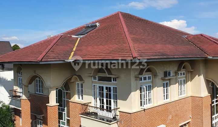 Rumah Lux Dago Dengan Taman Yang Sangat Luas