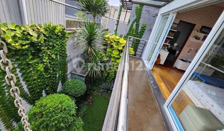 Rumah Terawat Siap Huni di Singgasana Pradana Lokasi Bagus