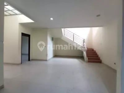 Rumah di Cluster Singgasana Pradana, Bandung