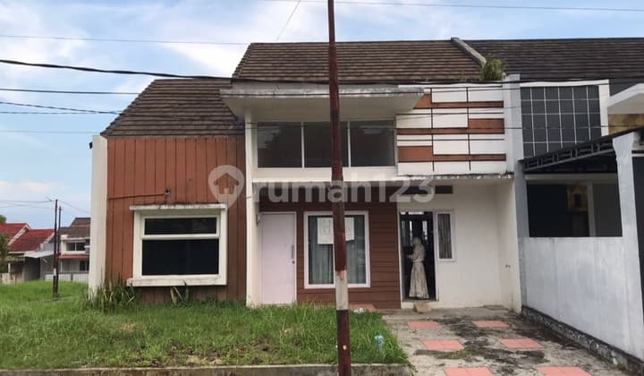 Rumah Pojok Halaman Luas