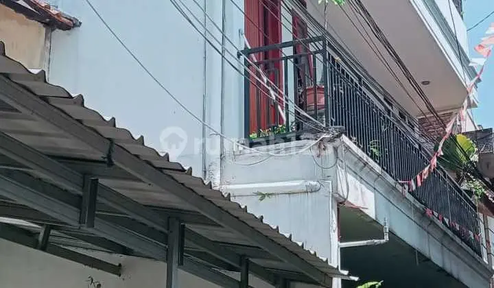 Comfortable! 3-Story House at Sayap Ciumbuleuit, Bandung!