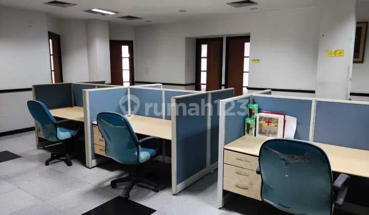 STRATEGIS! Ruang Usaha Luas di Supratman, Bandung!