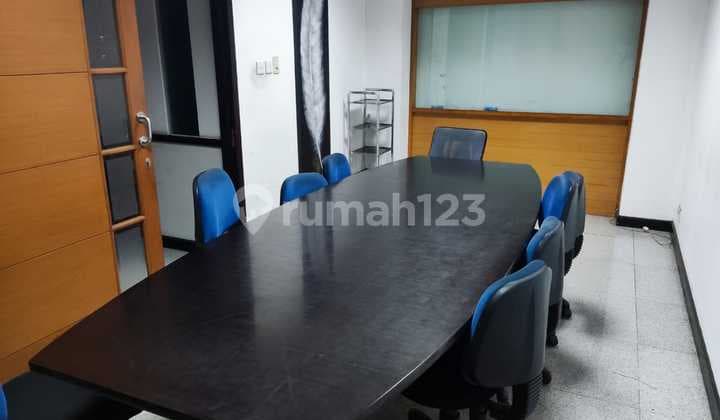 STRATEGIS! Ruang Usaha Luas di Supratman, Bandung!