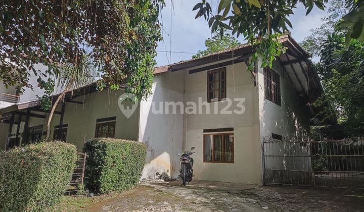 Strategis! Tanah Luas Plus Bangunan di Sayap Dago, Bandung!