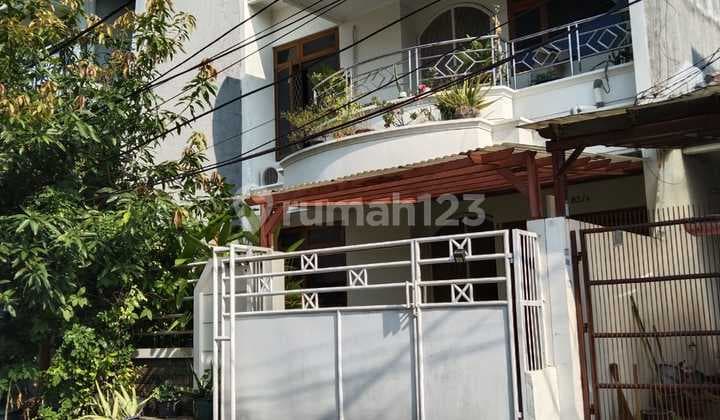 Disewakan Rumah 2 Lantai Puri Indah Lokasi Strategis