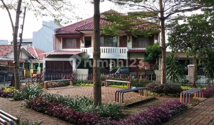 Rumah tebet depan taman