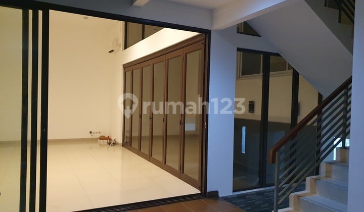 Di Sewakan Rumah Depan Taman di Sektor 7 Bintaro