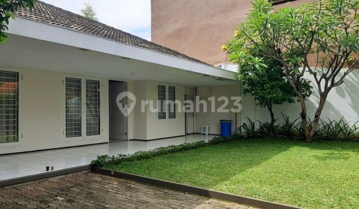 Rumah Halaman Depan Luas Kamar 6 di Jalan Kesehatan Bintaro Jaksel