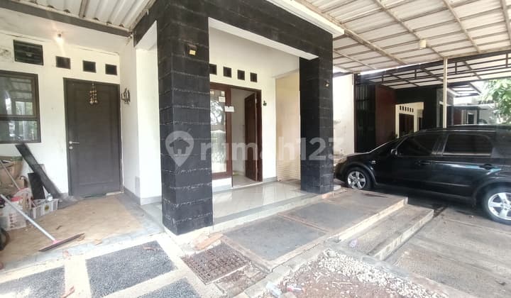 Rumah Sangat Murah Lokasi Depan Taman di Graha Raya
