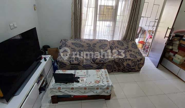 Rumah Minimalis Kamar 3 Lokasi Depan Taman di Graha Raya