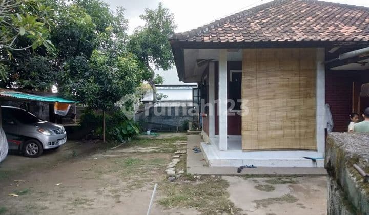 RUMAH DENGAN HALAMAN LUAS DI BATUBULAN