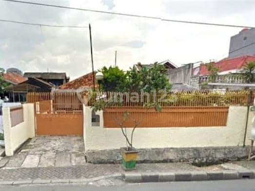 Jual rumah tua di jalan raya kebon jeruk, batusari, jakarta barat