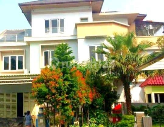 Selling a 3-story house within a cluster in Alam Sutera, Tangerang.