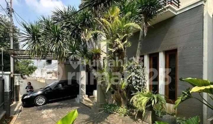Rumah Lux Di Area Jl. Senopatilokasi Bagus. Lokasi Sangat Tenang
