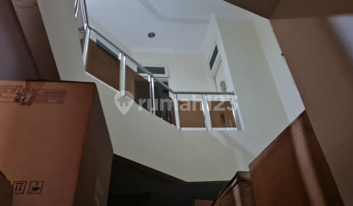 House in Intercon
Kebon Jeruk Garden
West Jakarta. Nice. South facing.