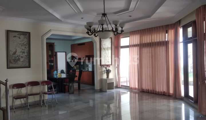 Rumah Mewah Cluster Eksklusif. di Intercon Taman Kebon Jeruk Blok Depan Jakarta Barat 2 Lantai. Row Jalan Sangat Lebat