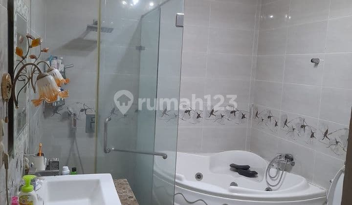 Turun Harga dari 5.2M jadi 4.9M nego. Rumah di Puri Mansion
Jakarta Barat. 2½ Lantai hadap Selatan