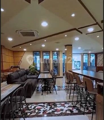 Gedung 6½ Lantai di Melawai
Blok M Square
Jakarta Selatan