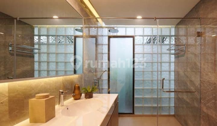 Rumah di Taman Permata Buana
Jakarta Barat. FULLY FURNISHED