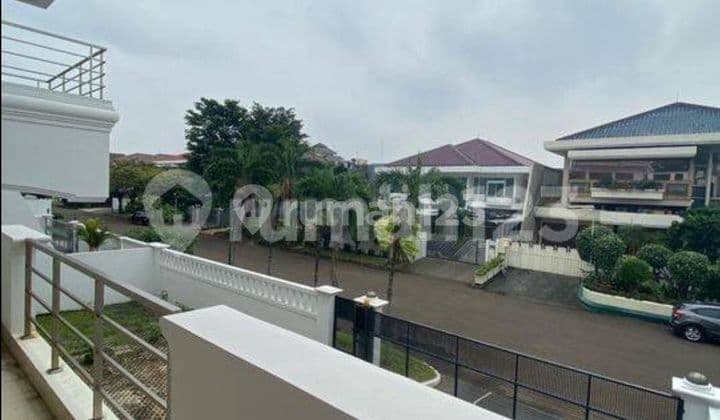 Rumah Mewah 3 Lantai di Intercon Taman Kebon Jeruk Jkt Brt. Row Jalan Sangat Lebar. Cluster Eksklusif Hanya Ada Beberapa Rumah