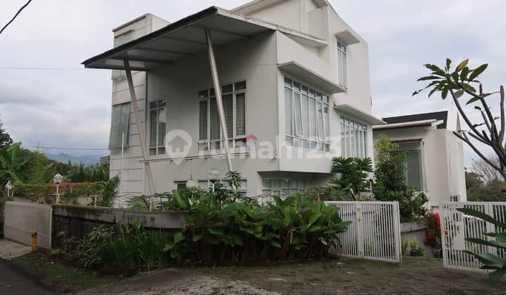 Rumah Homey 3 Lantai Bukit Dago Utara Bandung