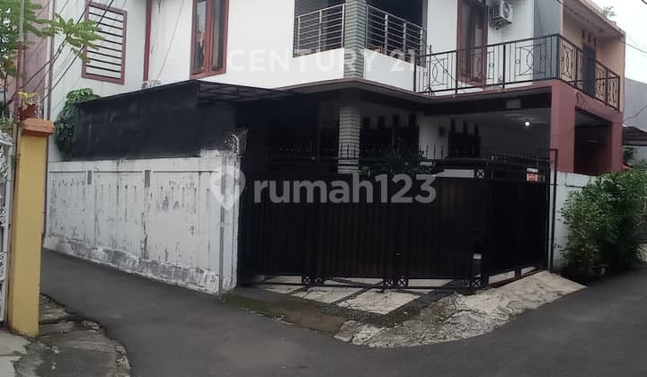 Strategic Location House Near Tebet Station South Jakarta