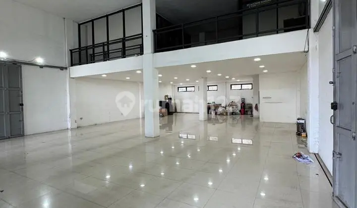 Prime main road commercial space, perfect for modern retail.
