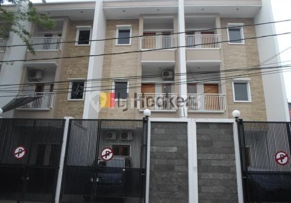 Rumah Disewakan 3 Lantai Minimalis di Sunter Jaya Area Tanjung Priok Jakarta Utara