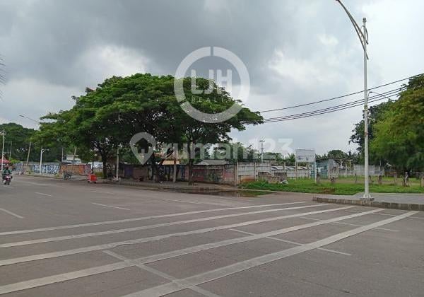Tanah Kosong di Pegangsaan Pinggir Jalan Raya di Kelapa Gading, Jakarta Utara