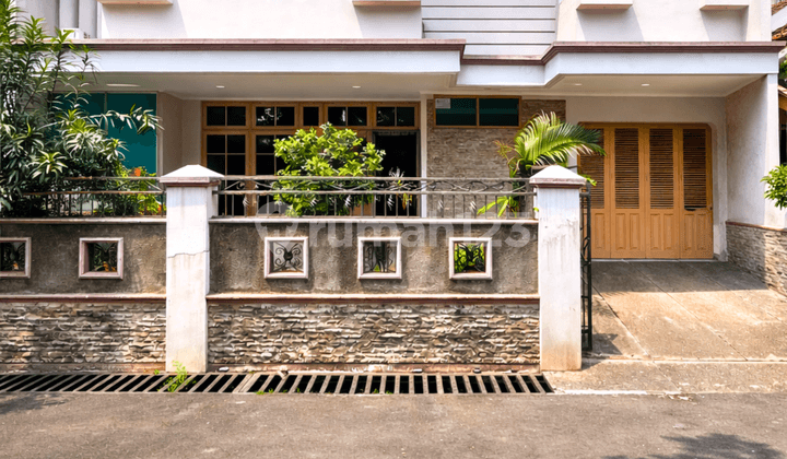 Rumah Siap Huni Depan Taman Akses 2 Mobil di Tebet Jaksel