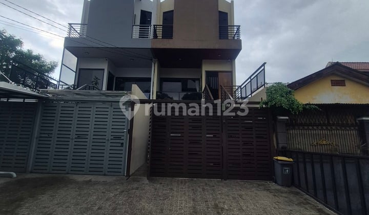 Rumah 3 Lantai Siap Huni Semi Furnish di Pdk Bambu Jakarta Timur